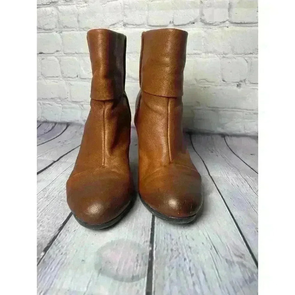 Vince Camuto Hadley Brown Leather Ankle Boot With Back Zipper Size 6.5 EUC - Picture 2 of 8